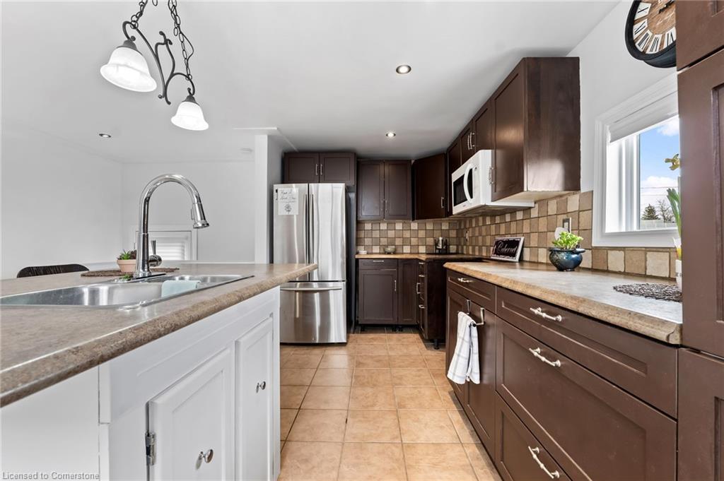 135 St George Street, Welland, ON - Indoor Photo Showing Kitchen With Upgraded Kitchen