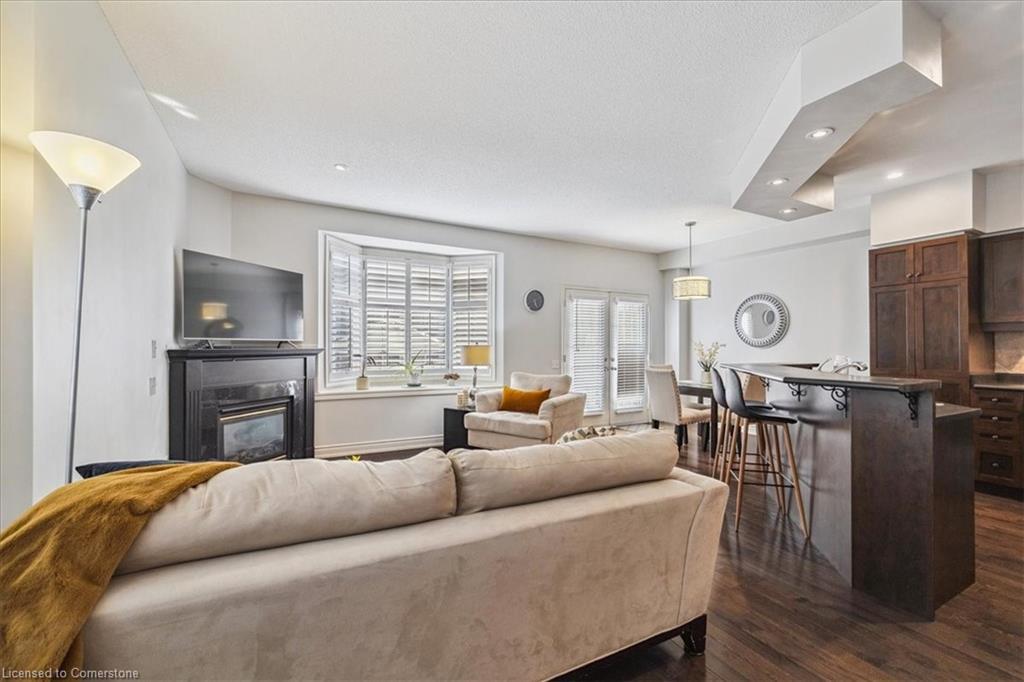72-5080 Fairview Street, Burlington, ON - Indoor Photo Showing Living Room With Fireplace