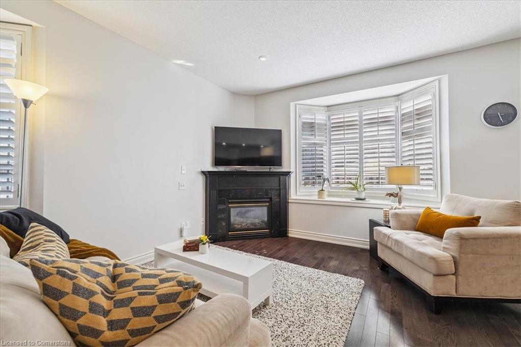 72-5080 Fairview Street, Burlington, ON - Indoor Photo Showing Living Room With Fireplace