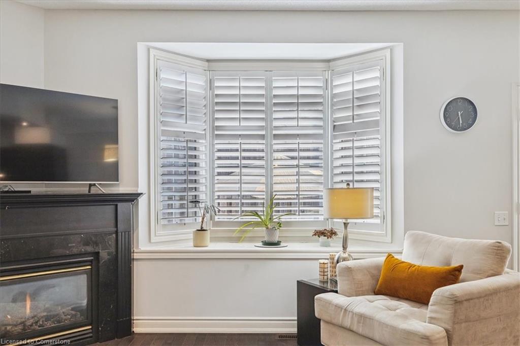 72-5080 Fairview Street, Burlington, ON - Indoor Photo Showing Living Room With Fireplace