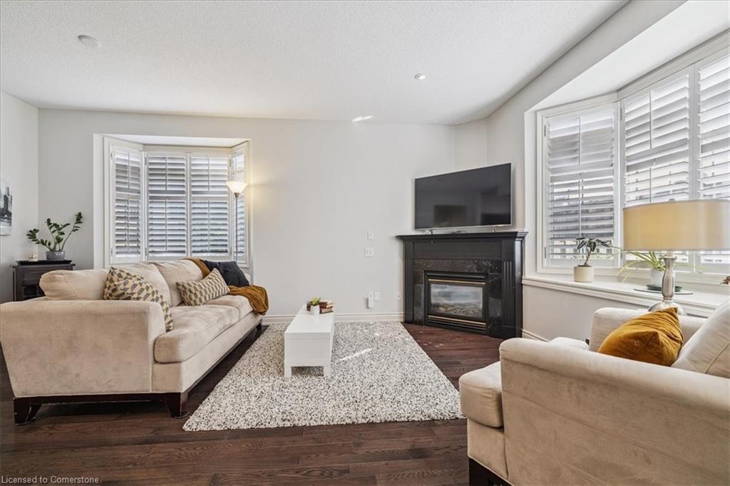 72-5080 Fairview Street, Burlington, ON - Indoor Photo Showing Living Room With Fireplace