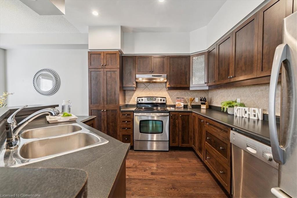 72-5080 Fairview Street, Burlington, ON - Indoor Photo Showing Kitchen With Stainless Steel Kitchen With Double Sink
