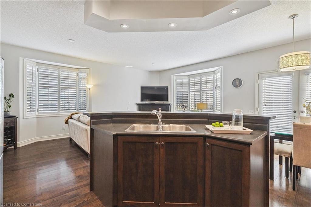72-5080 Fairview Street, Burlington, ON - Indoor Photo Showing Kitchen With Double Sink