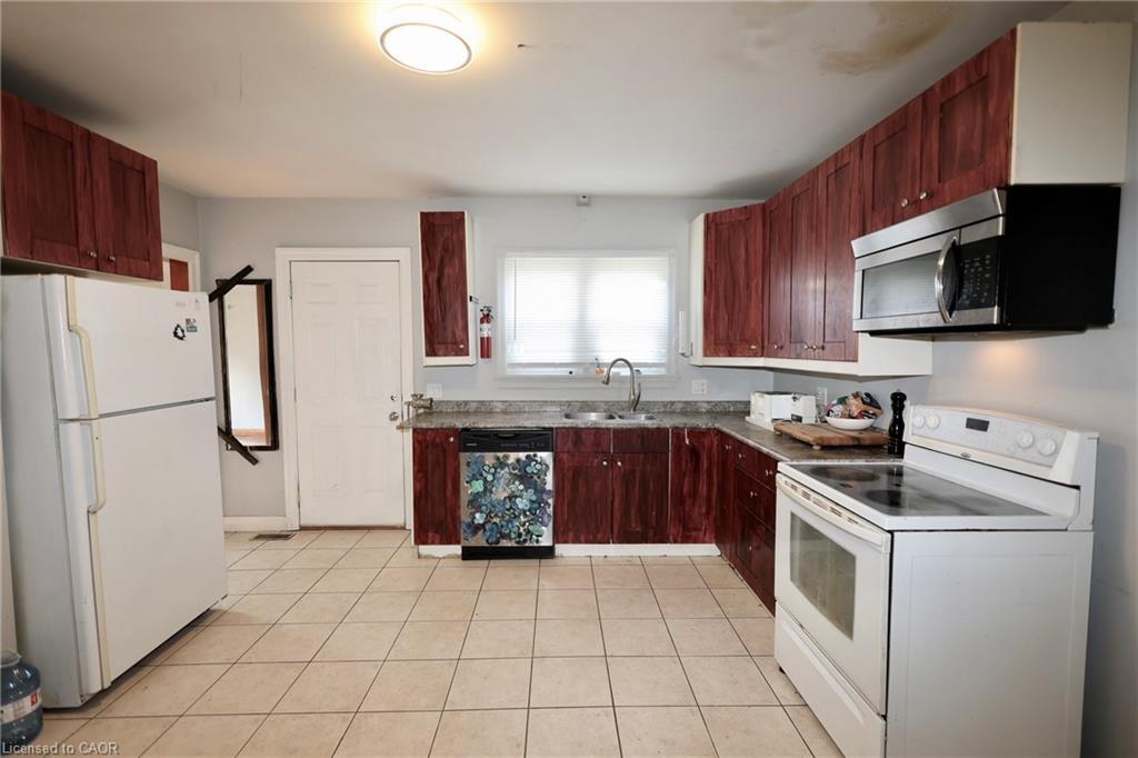 429 Erb Street W, Waterloo, ON - Indoor Photo Showing Kitchen