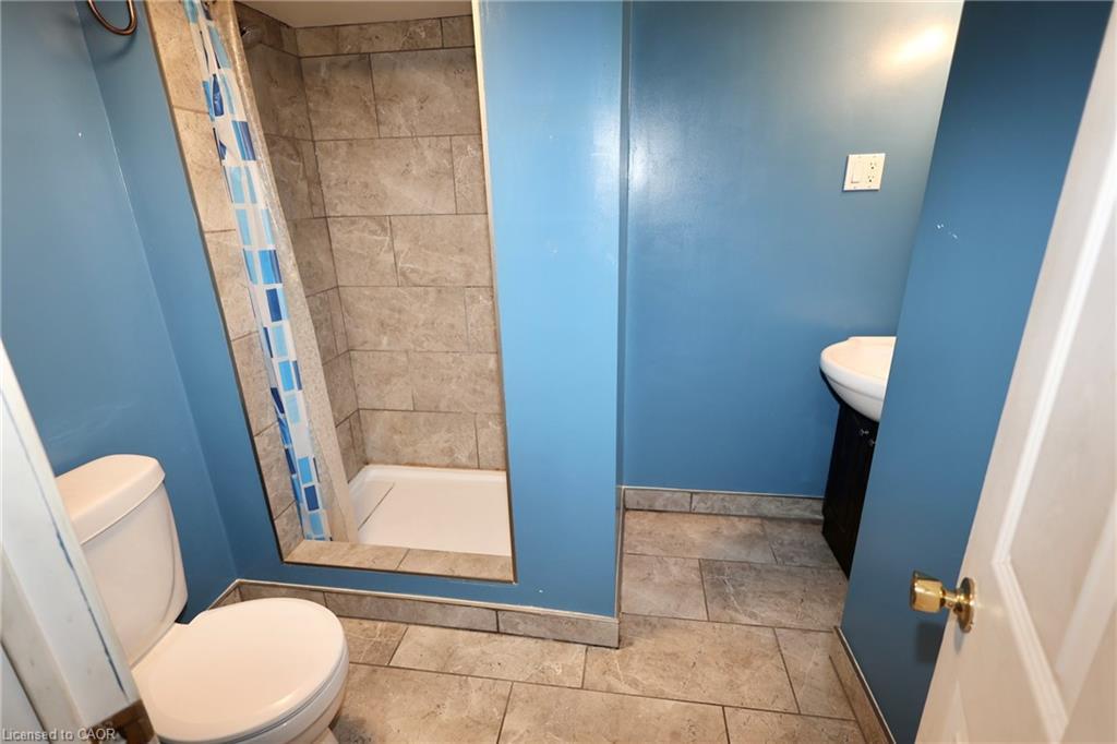 429 Erb Street W, Waterloo, ON - Indoor Photo Showing Bathroom