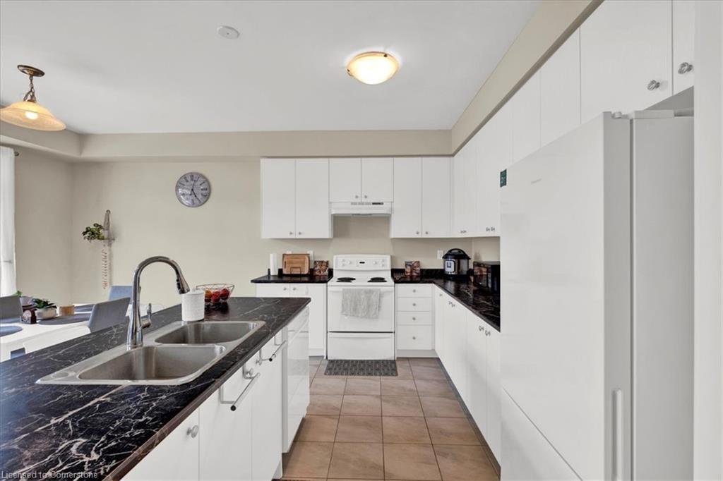 73 Stern Drive Drive, Welland, ON - Indoor Photo Showing Kitchen With Double Sink