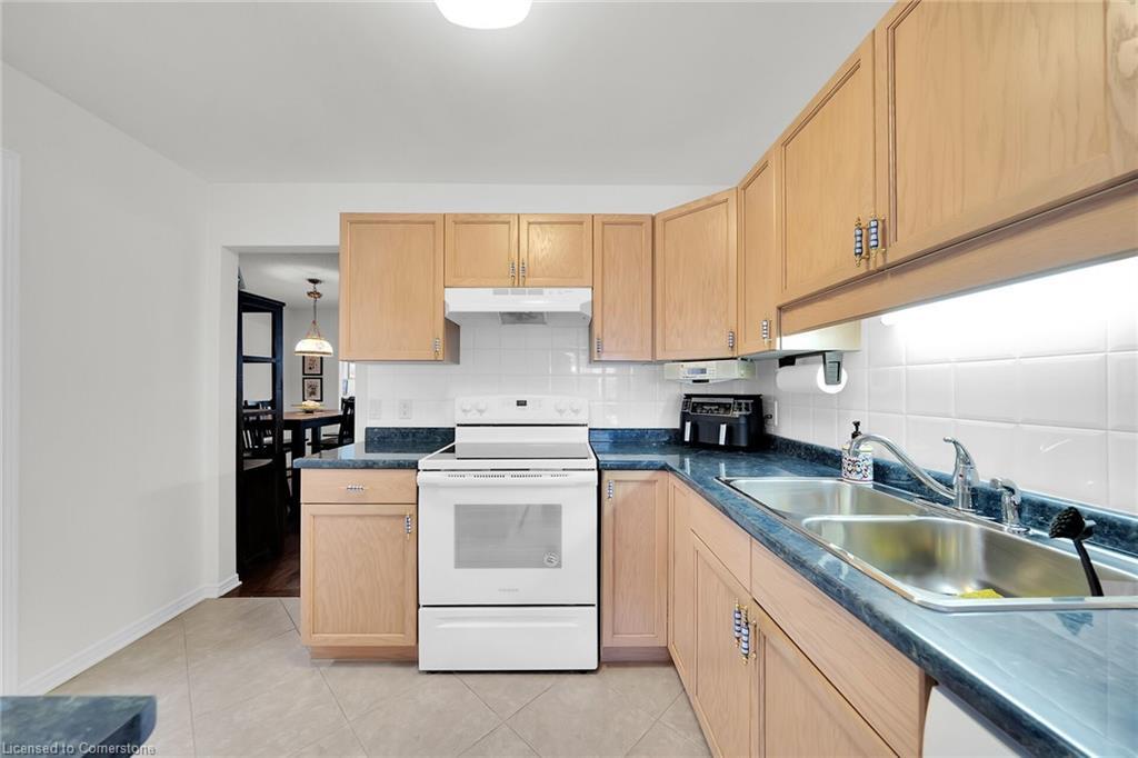 4106 Butternut Court, Vineland, ON - Indoor Photo Showing Kitchen With Double Sink