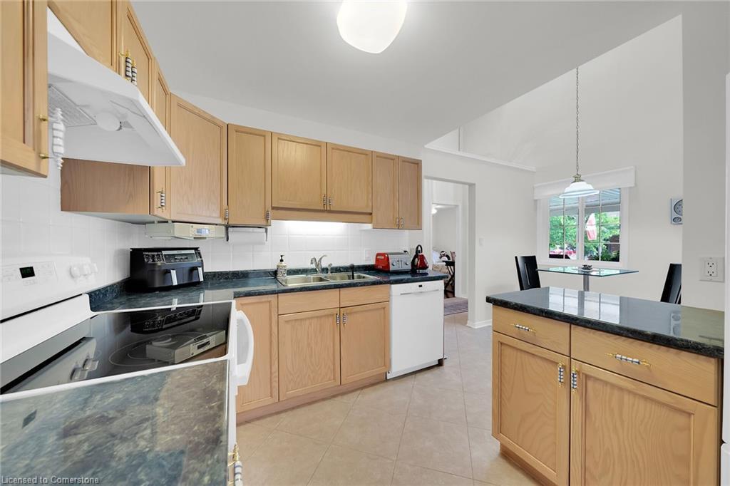 4106 Butternut Court, Vineland, ON - Indoor Photo Showing Kitchen With Double Sink