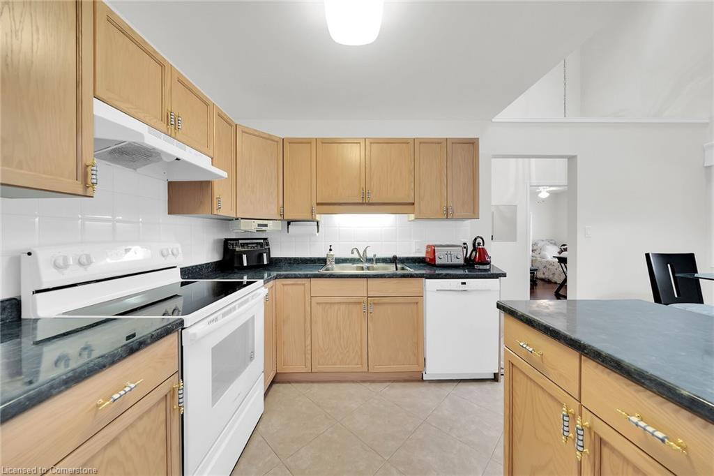 4106 Butternut Court, Vineland, ON - Indoor Photo Showing Kitchen With Double Sink