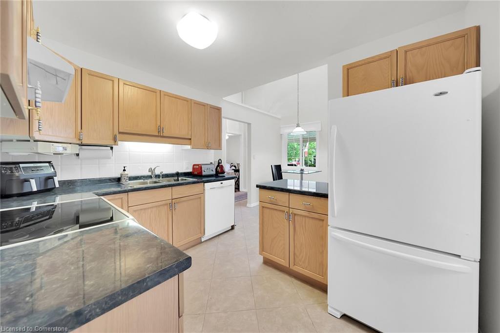4106 Butternut Court, Vineland, ON - Indoor Photo Showing Kitchen With Double Sink