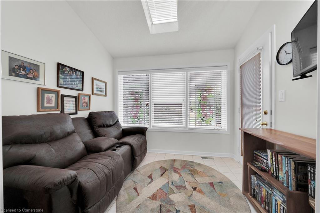 4106 Butternut Court, Vineland, ON - Indoor Photo Showing Living Room