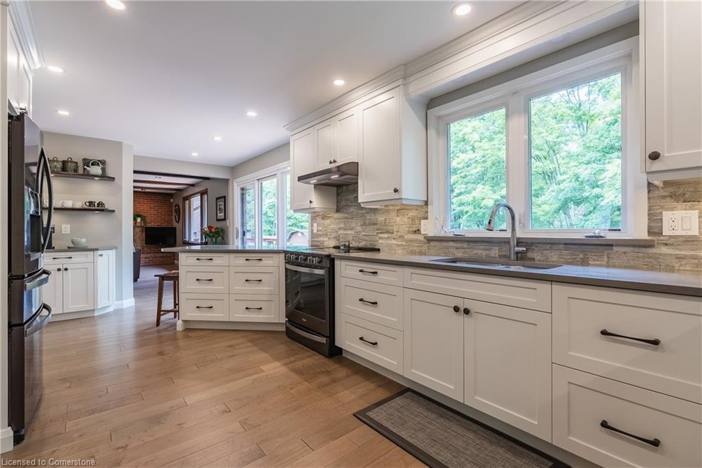 3 Maple Drive, Stoney Creek, ON - Indoor Photo Showing Kitchen With Upgraded Kitchen