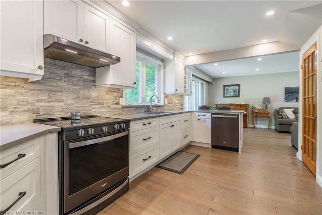 3 Maple Drive, Stoney Creek, ON - Indoor Photo Showing Kitchen With Upgraded Kitchen