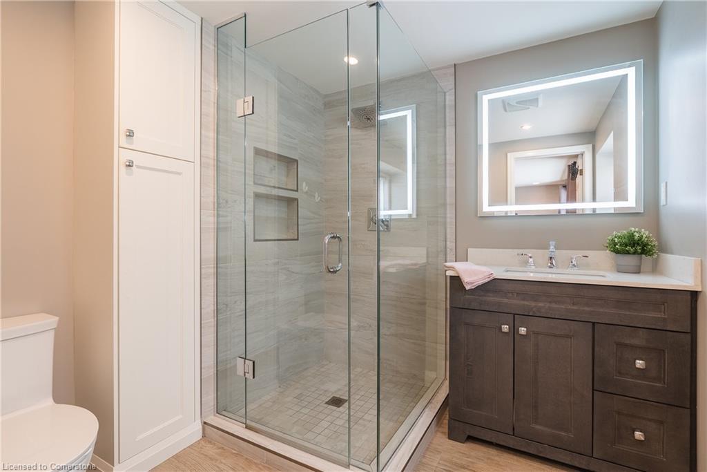 3 Maple Drive, Stoney Creek, ON - Indoor Photo Showing Bathroom