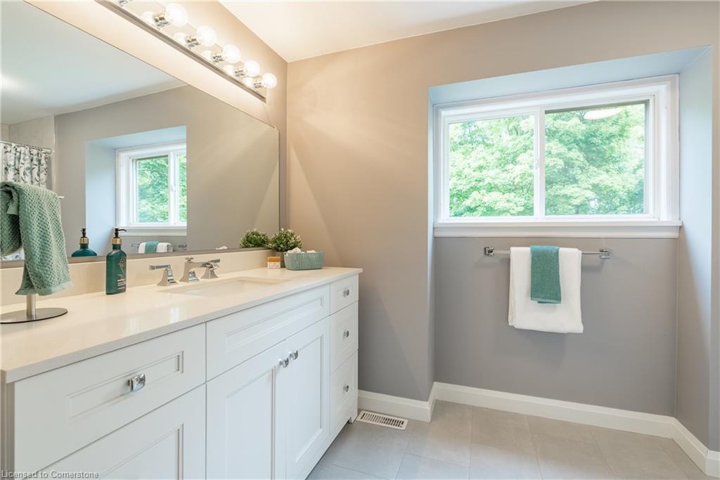 3 Maple Drive, Stoney Creek, ON - Indoor Photo Showing Bathroom