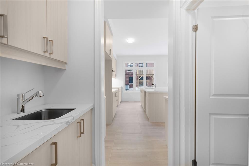 59 Cunningham Drive, Bradford West Gwillimbury, ON - Indoor Photo Showing Kitchen