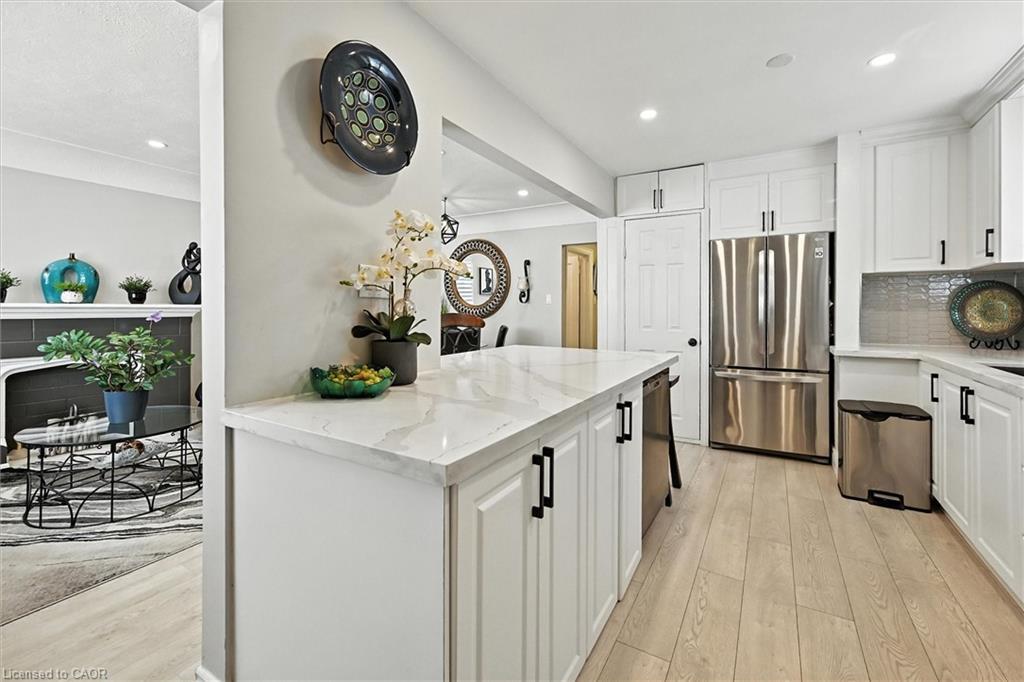 507 Upper James Street, Hamilton, ON - Indoor Photo Showing Kitchen With Upgraded Kitchen