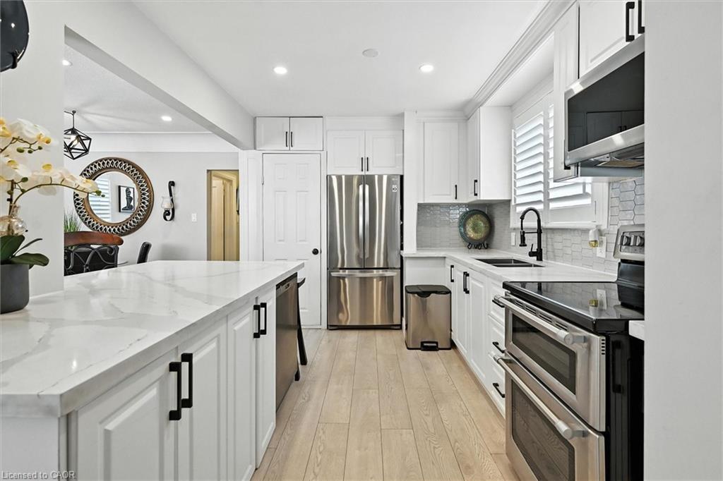 507 Upper James Street, Hamilton, ON - Indoor Photo Showing Kitchen With Upgraded Kitchen