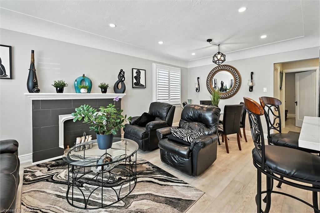 507 Upper James Street, Hamilton, ON - Indoor Photo Showing Living Room