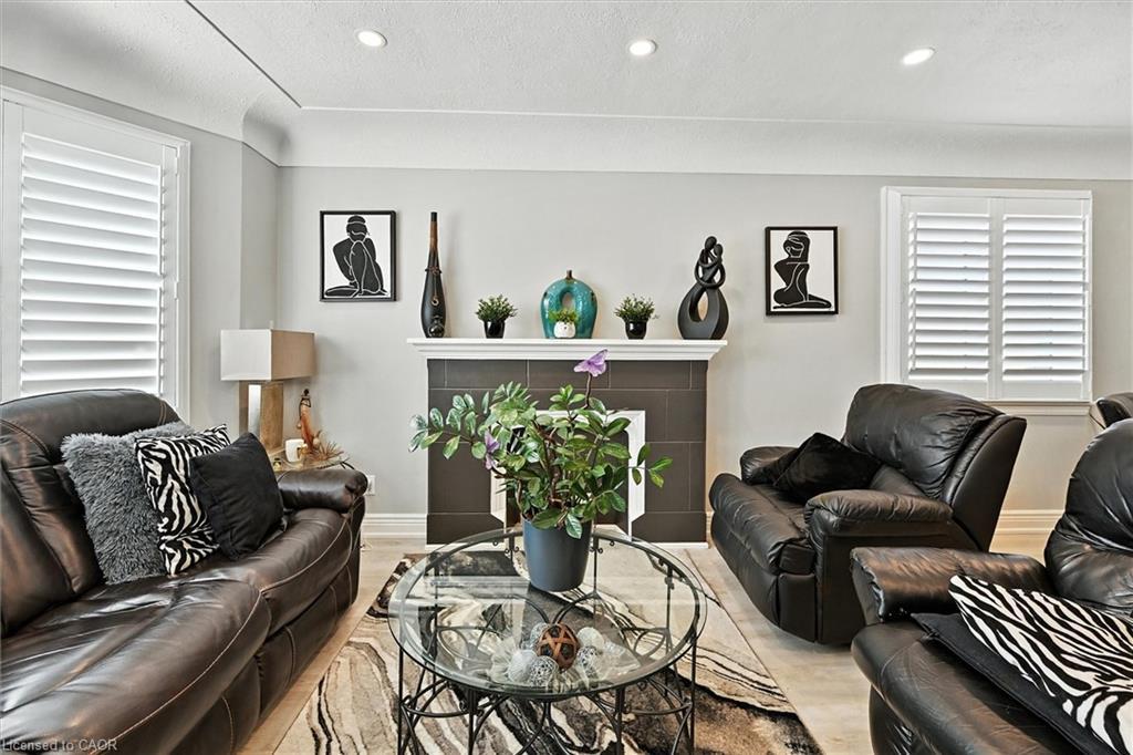 507 Upper James Street, Hamilton, ON - Indoor Photo Showing Living Room
