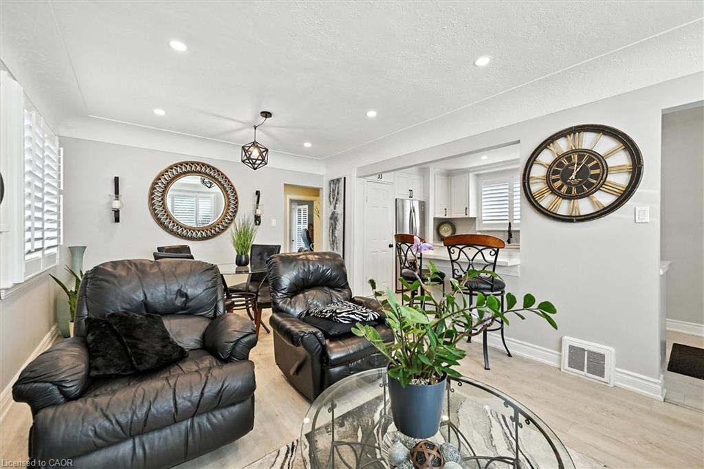 507 Upper James Street, Hamilton, ON - Indoor Photo Showing Living Room