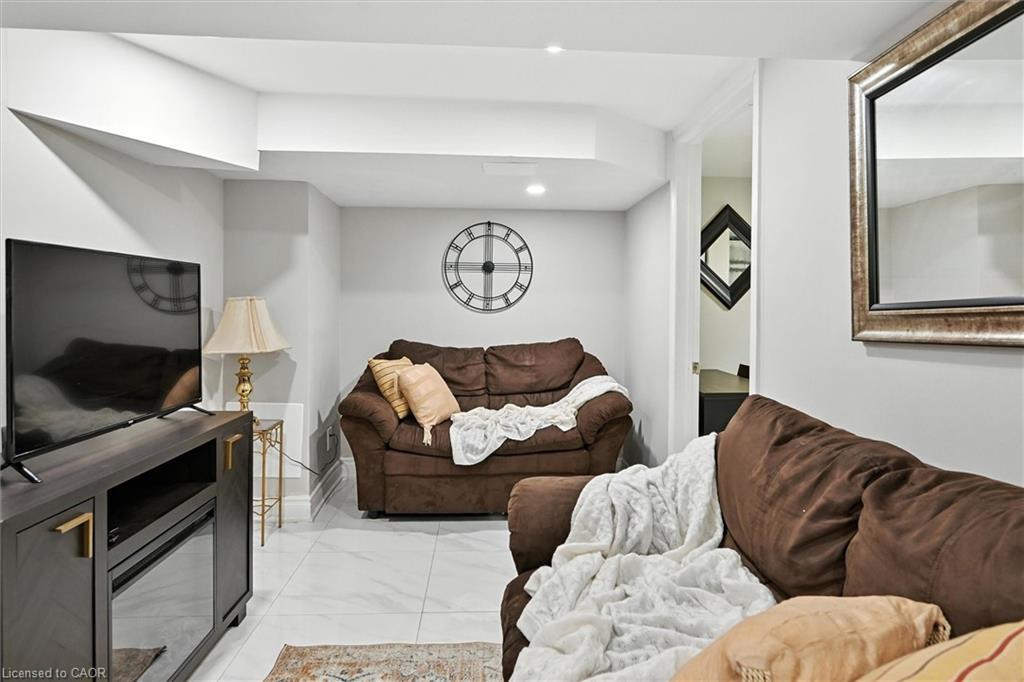 507 Upper James Street, Hamilton, ON - Indoor Photo Showing Living Room