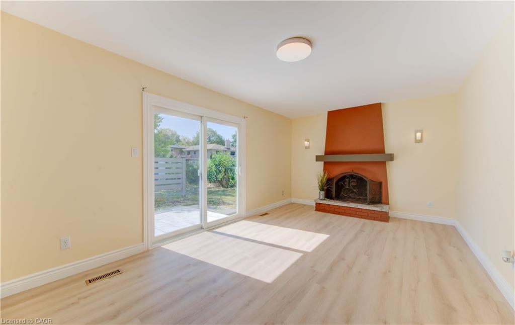1493 Queens Boulevard, Kitchener, ON - Indoor Photo Showing Living Room With Fireplace