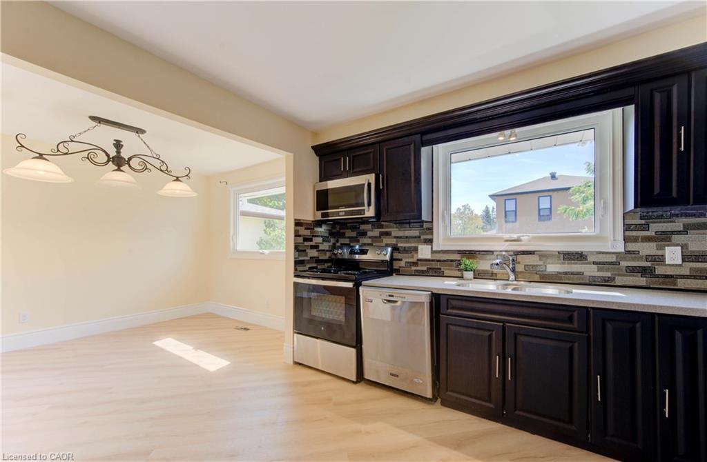 1493 Queens Boulevard, Kitchener, ON - Indoor Photo Showing Kitchen
