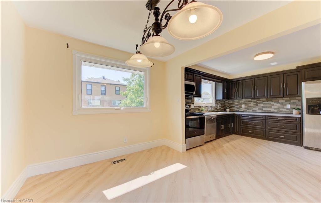 1493 Queens Boulevard, Kitchener, ON - Indoor Photo Showing Kitchen