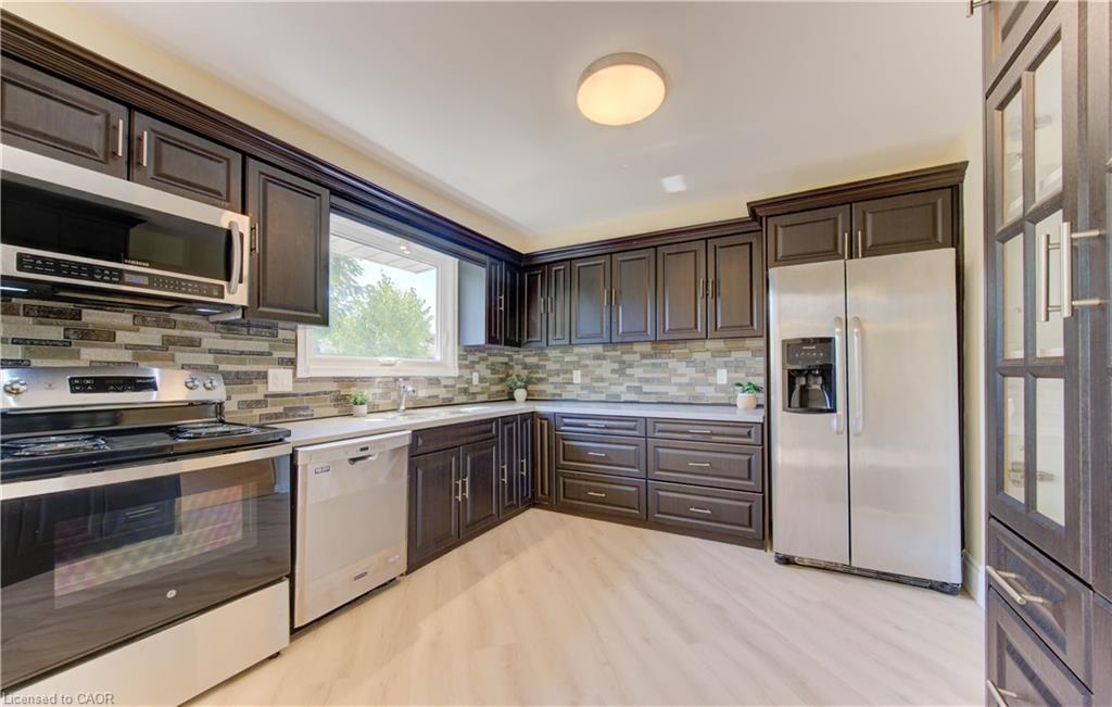 1493 Queens Boulevard, Kitchener, ON - Indoor Photo Showing Kitchen