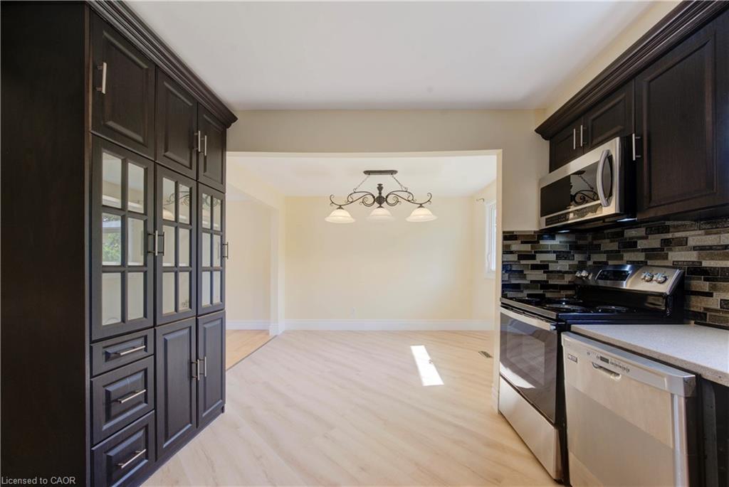 1493 Queens Boulevard, Kitchener, ON - Indoor Photo Showing Kitchen
