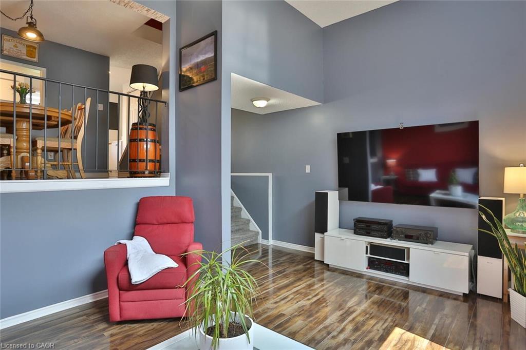 13-1085 Queens Boulevard, Kitchener, ON - Indoor Photo Showing Living Room