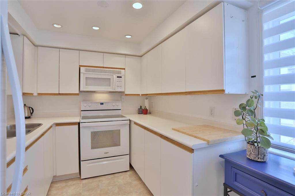 13-1085 Queens Boulevard, Kitchener, ON - Indoor Photo Showing Kitchen