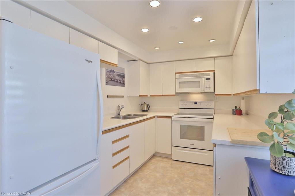 13-1085 Queens Boulevard, Kitchener, ON - Indoor Photo Showing Kitchen With Double Sink