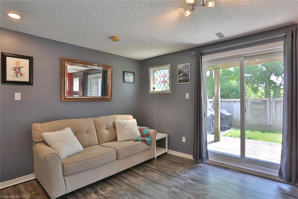 13-1085 Queens Boulevard, Kitchener, ON - Indoor Photo Showing Living Room