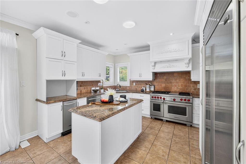 3322 Fox Run Circle, Oakville, ON - Indoor Photo Showing Kitchen With Upgraded Kitchen