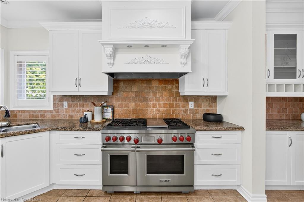 3322 Fox Run Circle, Oakville, ON - Indoor Photo Showing Kitchen With Double Sink With Upgraded Kitchen