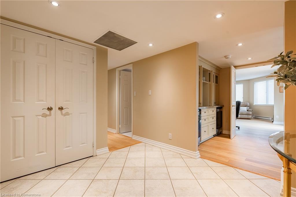 710-100 Lakeshore Road E, Oakville, ON - Indoor Photo Showing Other Room