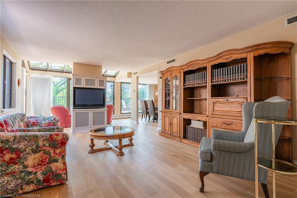 710-100 Lakeshore Road E, Oakville, ON - Indoor Photo Showing Living Room