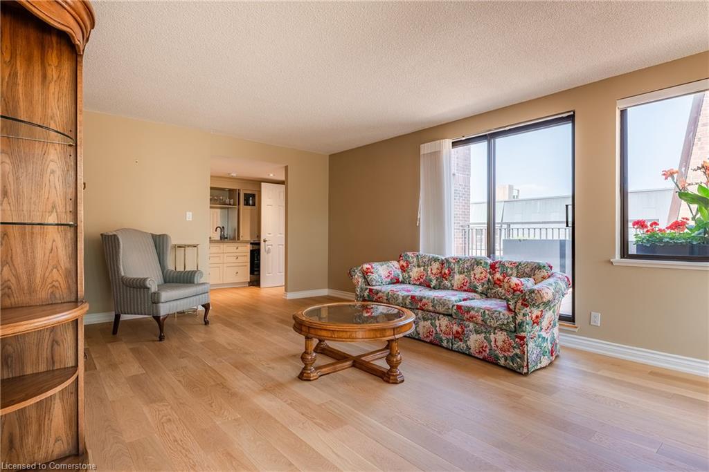710-100 Lakeshore Road E, Oakville, ON - Indoor Photo Showing Living Room