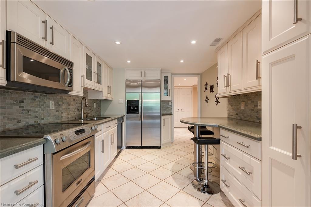 710-100 Lakeshore Road E, Oakville, ON - Indoor Photo Showing Kitchen