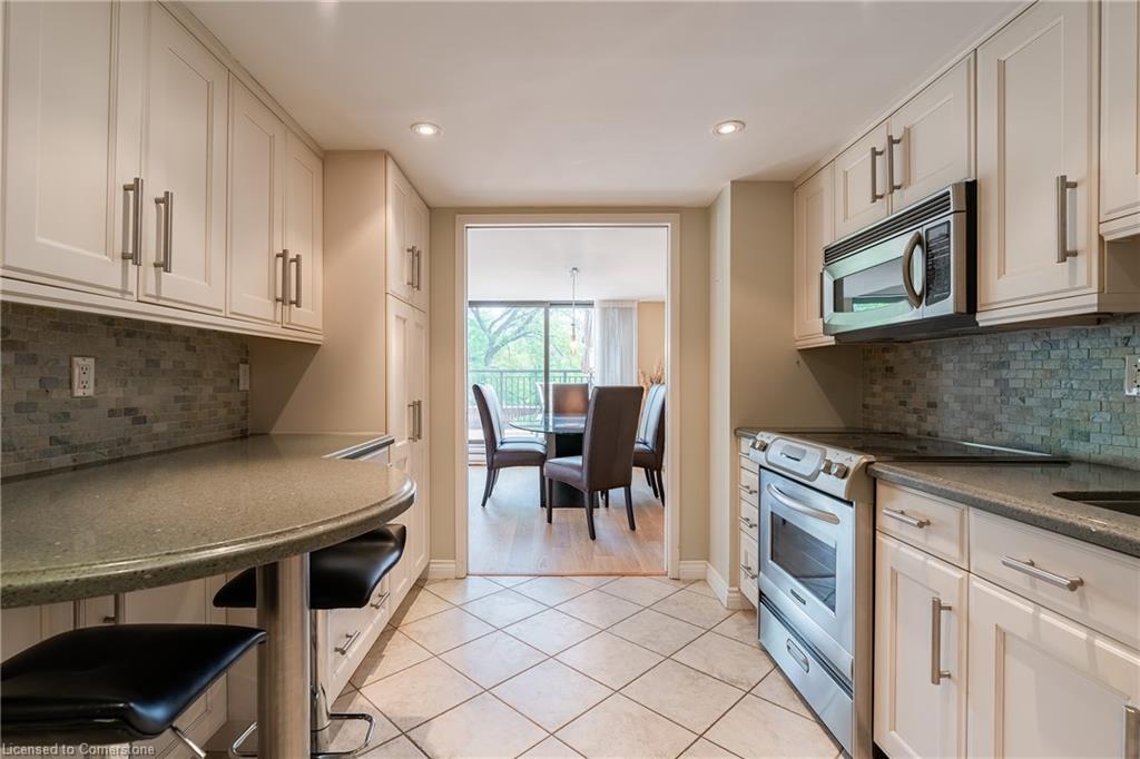 710-100 Lakeshore Road E, Oakville, ON - Indoor Photo Showing Kitchen