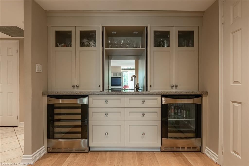 710-100 Lakeshore Road E, Oakville, ON - Indoor Photo Showing Other Room