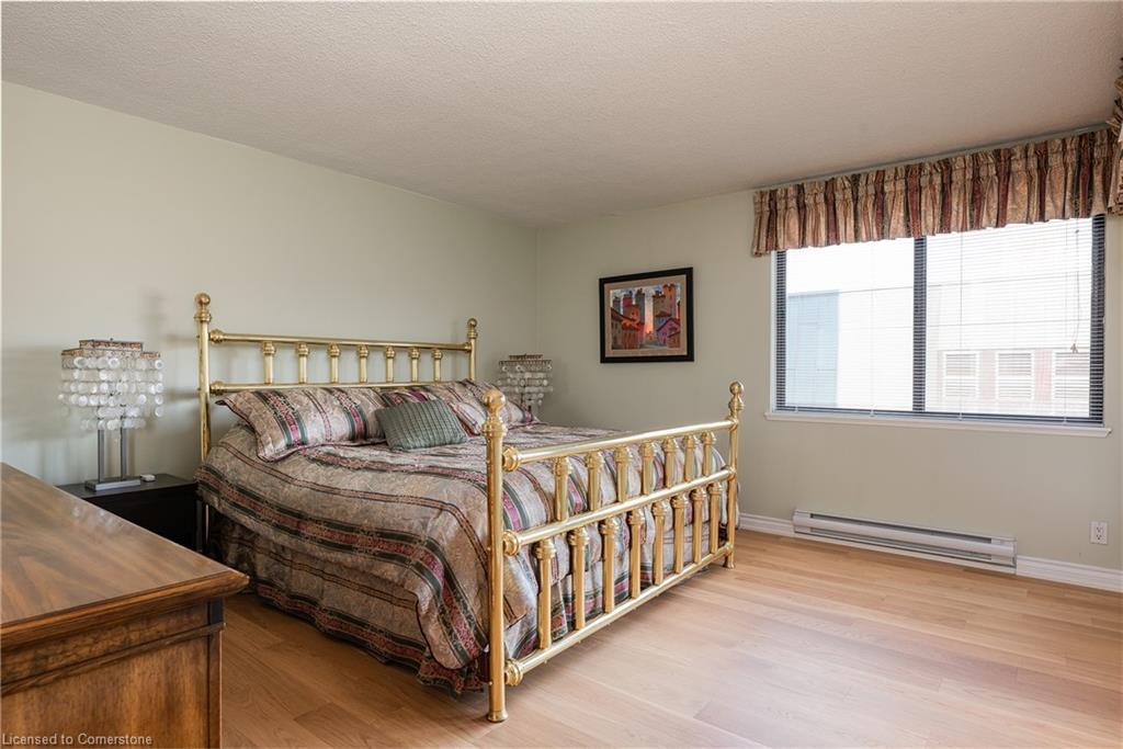 710-100 Lakeshore Road E, Oakville, ON - Indoor Photo Showing Bedroom