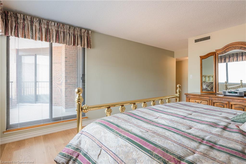 710-100 Lakeshore Road E, Oakville, ON - Indoor Photo Showing Bedroom