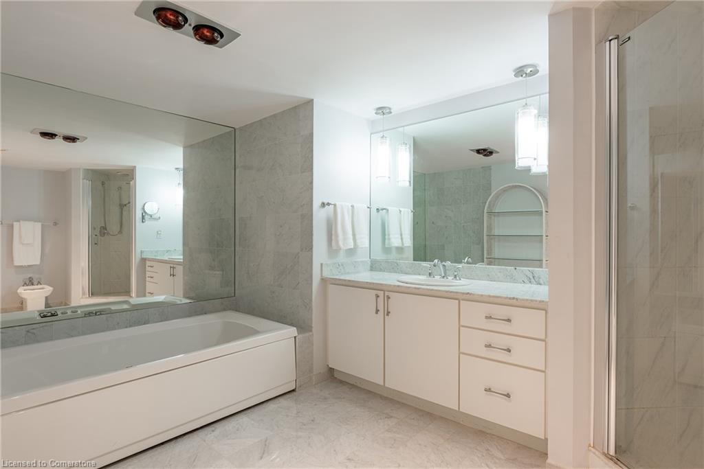 710-100 Lakeshore Road E, Oakville, ON - Indoor Photo Showing Bathroom