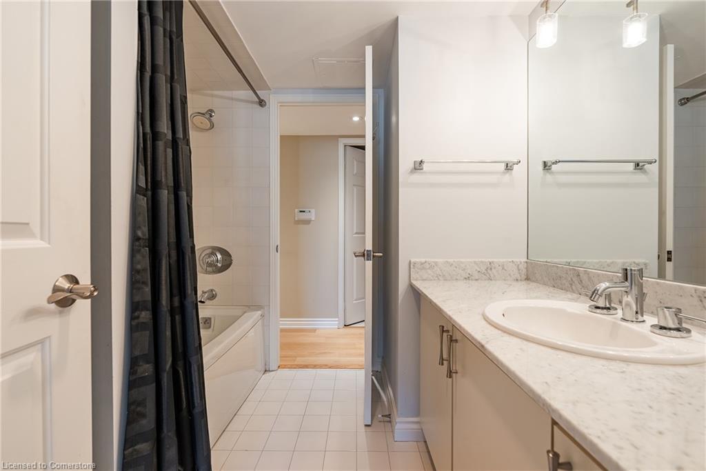 710-100 Lakeshore Road E, Oakville, ON - Indoor Photo Showing Bathroom