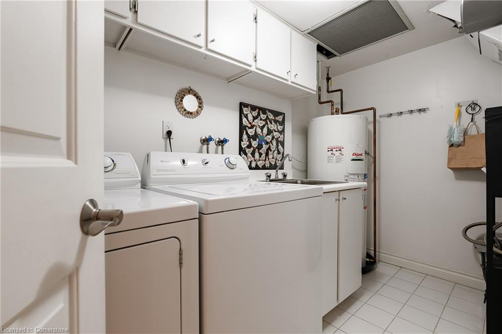 710-100 Lakeshore Road E, Oakville, ON - Indoor Photo Showing Laundry Room