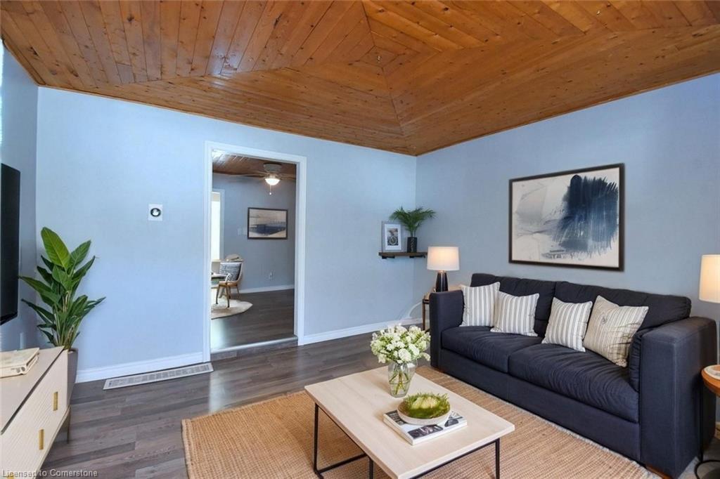 120 Clara Street, Thorold, ON - Indoor Photo Showing Living Room
