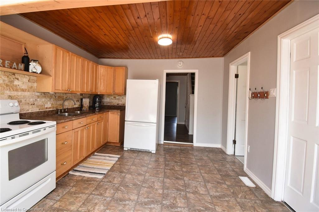 120 Clara Street, Thorold, ON - Indoor Photo Showing Kitchen With Double Sink